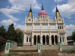 Nyentrik! Masjid di Pati Bergaya Arsitektur Eropa