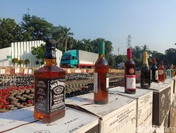 Ribuan Botol Miras Terkenal Ilegal Juga Dimusnahkan Bea Cukai