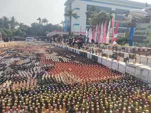 Bea Cukai Musnahkan 162 Ribu Botol Miras-12 Juta Rokok Ilegal Senilai Rp 165 M