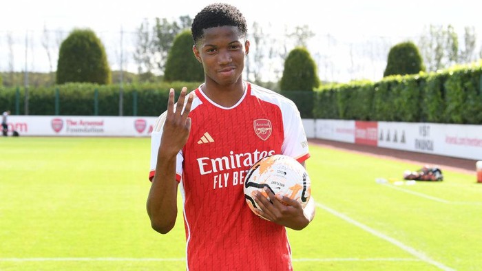 ST ALBANS, ENGLAND - SEPTEMBER 23: Chido Obi-Martin with the matchball after scoring a hat trick for Arsenal after the U18 Premier League match between Arsenal U18 and Southampton U18 at London Colney on September 23, 2023 in St Albans, England. (Photo by David Price/Arsenal FC via Getty Images)
