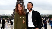 Foto Chrissy Teigen Disebut Pakai Popok Saat Hadir di Olimpiade Paris 2024