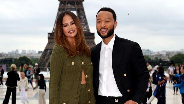 Foto Chrissy Teigen Disebut Pakai Popok Saat Hadir di Olimpiade Paris 2024