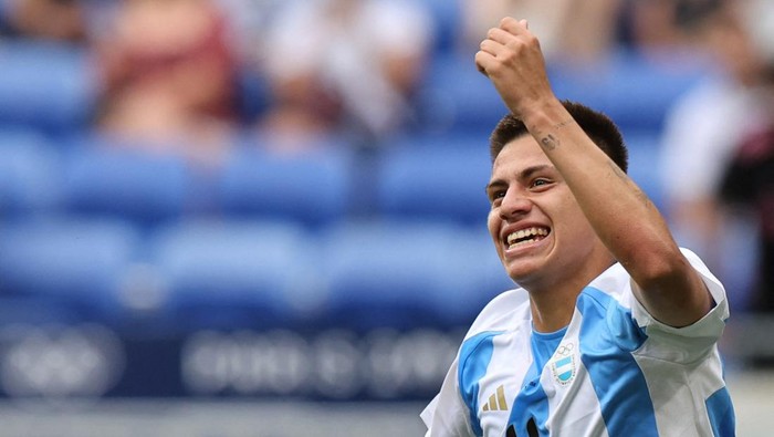 Paris 2024 Olympics - Football - Mens Group B - Ukraine vs Argentina - Lyon Stadium, Decines-Charpieu, France - July 30, 2024. Claudio Echeverri of Argentina celebrates scoring their second goal. REUTERS/Nir Elias