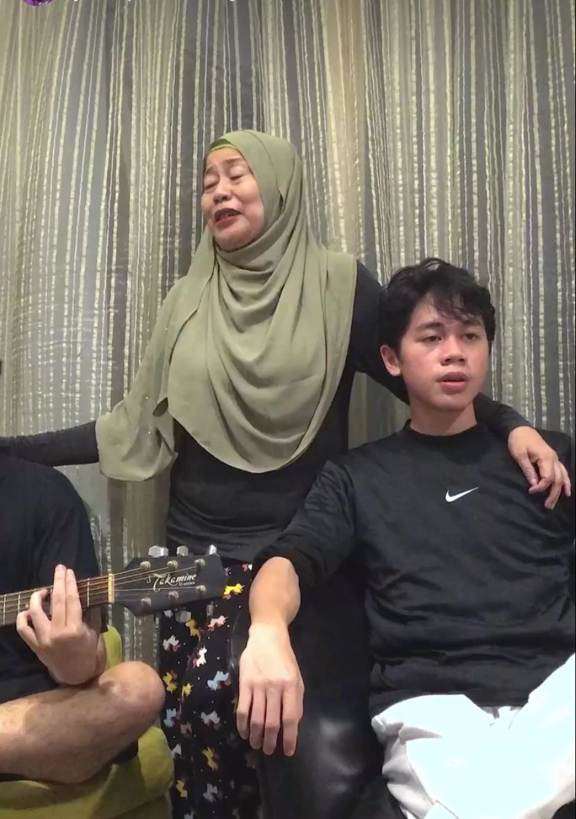 Dewi Yull dan Anak Mendiang Gizcka