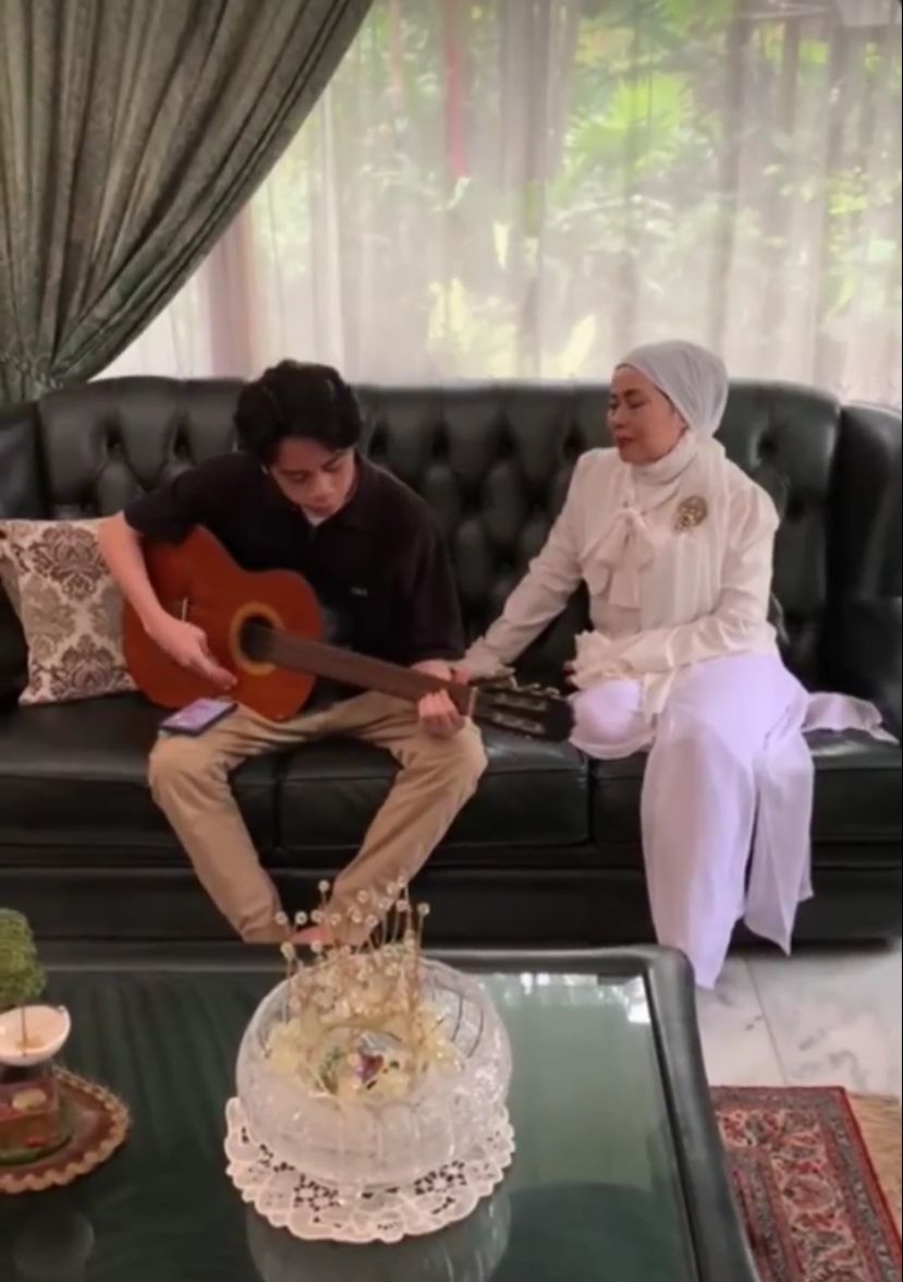 Dewi Yull dan Anak Mendiang Gizcka