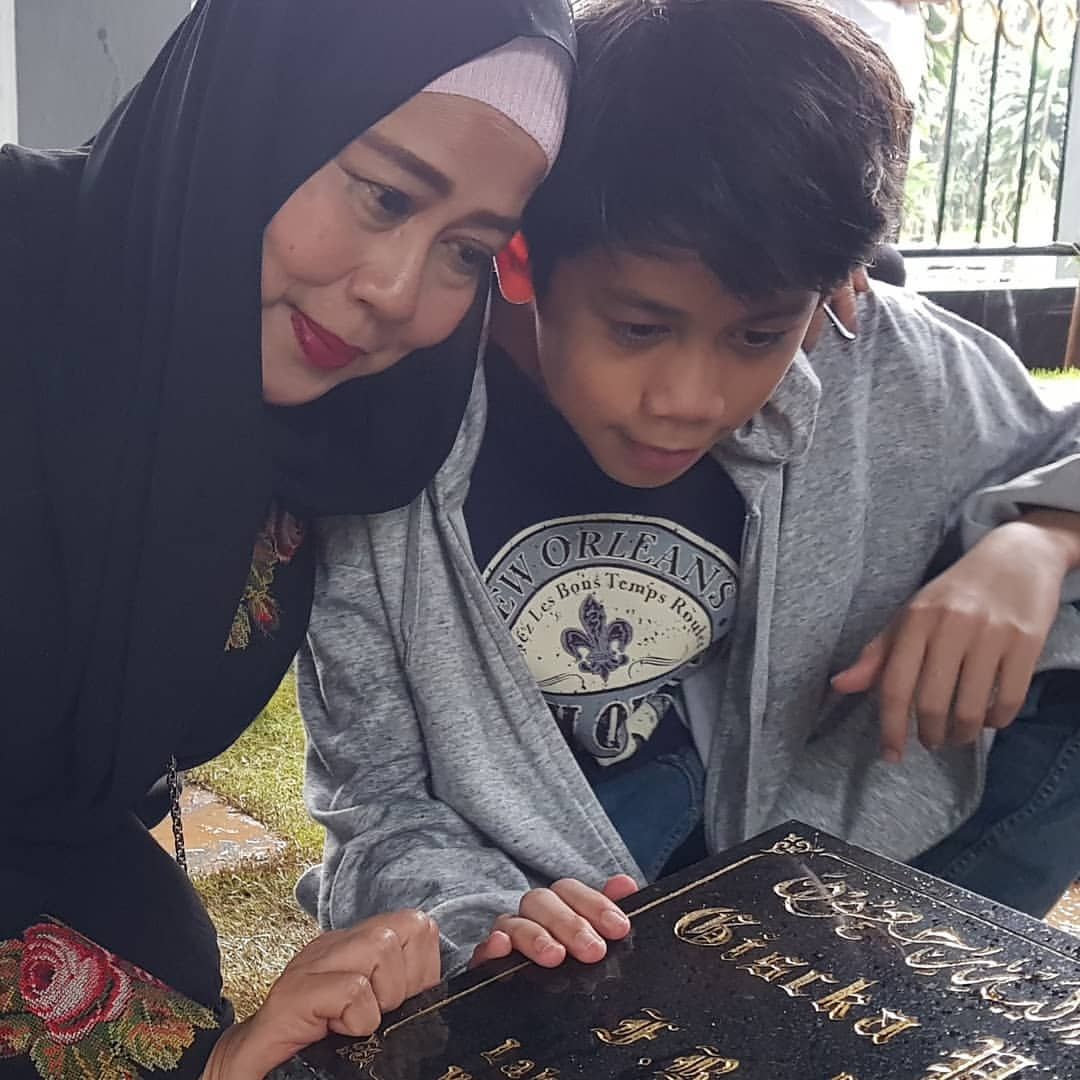 Dewi Yull dan Anak Mendiang Gizcka