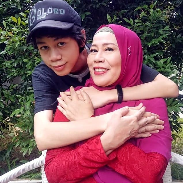 Dewi Yull dan Anak Mendiang Gizcka
