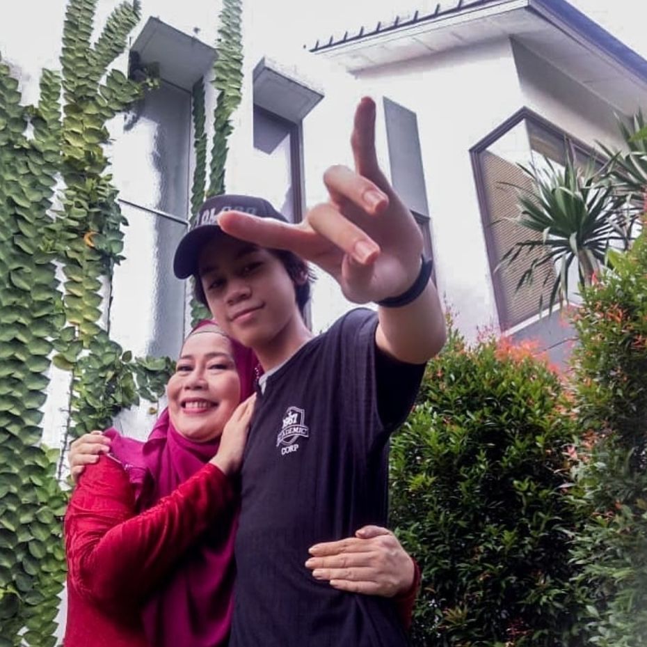 Dewi Yull dan Anak Mendiang Gizcka
