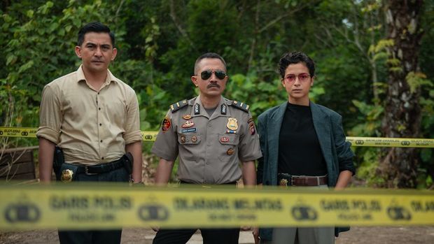 Borderless Fog. (L to R) Yoga Pratama as Tomas, Lukman Sardi as Panca, Putri Marino as Sanja in Borderless Fog. Cr. Courtesy of Netflix © 2024