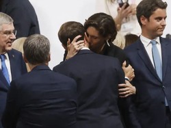 Most Pop: Momen Intim Presiden Prancis dan Menteri Olahraga Ciuman