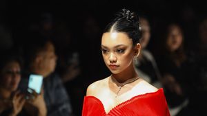 Foto: Gaya Naura Jadi Model Catwalk, Tetap Elegan Meski Sempat Terjatuh