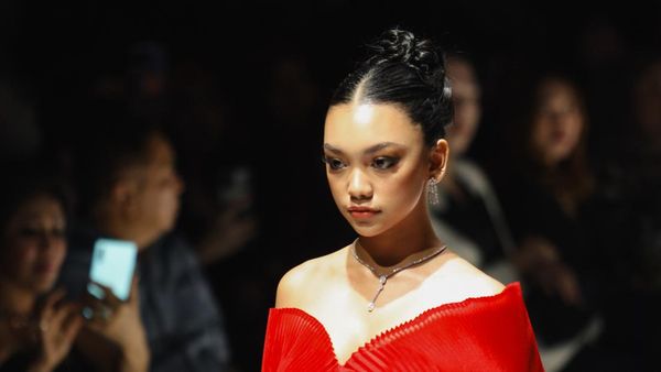 Foto: Gaya Naura Jadi Model Catwalk, Tetap Elegan Meski Sempat Terjatuh