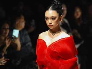Kondisi Terkini Naura Ayu Usai Jatuh di Runway, Perasaan Campur Aduk Kondisi Terkini Naura Ayu Usai Jatuh di Runway, Perasaan Campur Aduk