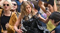 Foto: Jennifer Aniston Kena Siram Oli di Jalan, Tas Mewah Juga Jadi Korban