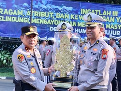 Kapolda Metro Beri Penghargaan 14 Personel Juara Karate Kapolri Cup 2024