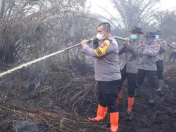 Polisi Berjibaku Padamkan Api Karhutla di Dumai