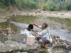Warga Ciomas Brebes Harus Turun Bukit Ambil Air ke Sungai gegara Kemarau
