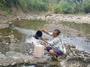 Warga Ciomas Brebes Harus Turun Bukit Ambil Air ke Sungai gegara Kemarau Warga Ciomas Brebes Harus Turun Bukit Ambil Air ke Sungai gegara Kemarau