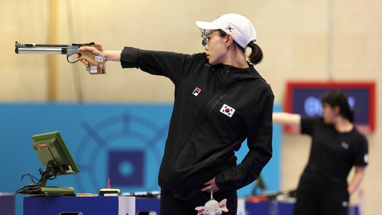 Kim Ye Ji merupakan penembak spesialis pistol wanita asal Korea Selatan. Atlet 31 tahun ini viral karena karena videonya saat beraksi di Piala Dunia Menembak 2024 di Baku, Azerbaijan. Saat itu Kim Ye Ji yang tengah menembak disebut netizen seperti sedang beraksi dalam film. (Getty Images)