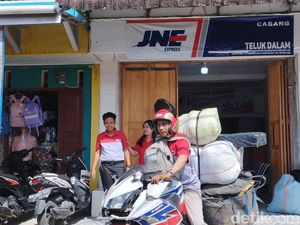 Menembus Pelosok: Kisah Kurir JNE Menyusuri Jalan Terjal di Daerah Tertinggal Menembus Pelosok: Kisah Kurir JNE Menyusuri Jalan Terjal di Daerah Tertinggal