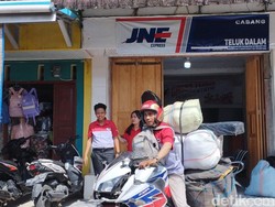 Menembus Pelosok: Kisah Kurir JNE Menyusuri Jalan Terjal di Daerah Tertinggal