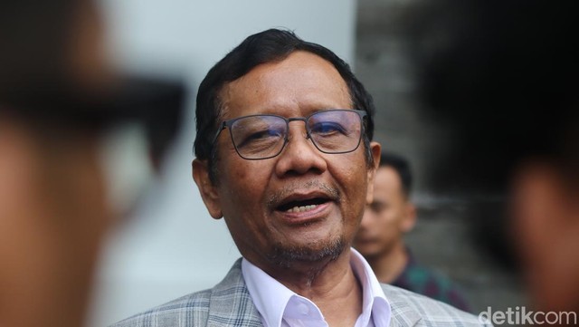 Kabar Terkini Artis dari InsertLive : Respons Mahfud MD soal Gugatan Ariel NOAH yang Disentil Ahmad Dhani