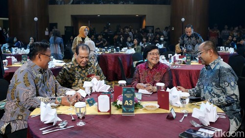 Wakil Pemimpin Redaksi detikcom, Ardhi Suryadhi, memberikan penghargaan kategori Penerapan Prinsip Ramah Lingkungan dalam Perawatan Pesawat dalam malam penghargaan Anugerah Ekonomi Hijau kepada Presiden Direktur Lion Group, Capt Daniel Putut Kuncoro Adi, di Menara Bank Mega, Jakarta Selatan, Selasa (30/7/2024).