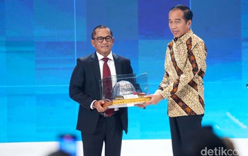 Momen Jokowi Dinobatkan Jadi Bapak Konstruksi Indonesia