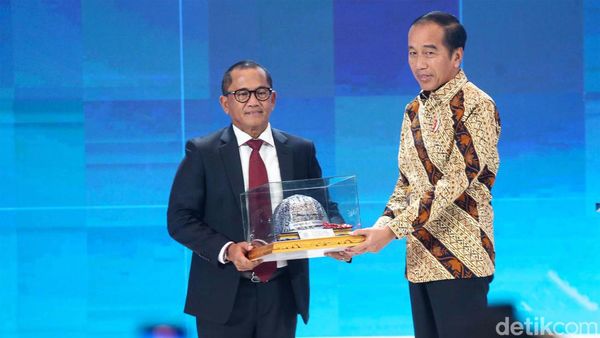 Momen Jokowi Dinobatkan Jadi Bapak Konstruksi Indonesia
