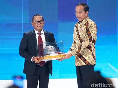 Momen Jokowi Dinobatkan Jadi Bapak Konstruksi Indonesia