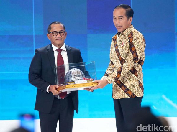 Momen Jokowi Dinobatkan Jadi Bapak Konstruksi Indonesia