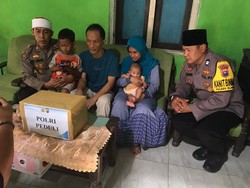 Girangnya Pasutri Tunanetra Terima Paket Sembako dan Uang dari Polisi