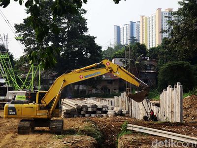 Potret Terkini Proyek Pelebaran Sungai Ciliwung di Rawajati