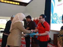 Perkuat Pendidikan Karakter, Bupati Ipuk Salurkan Insentif Guru Agama