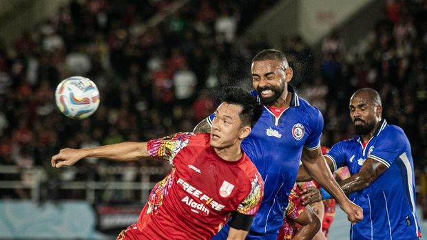 Pesepak bola Persis Solo Sutanto Tan (kiri) berebut bola dengan pesepak bola Arema FC Dalberto Luan Belo (kedua kanan) pada pertandingan Semifinal Piala Presiden 2024 di Stadion Manahan, Solo, Jawa Tengah, Rabu (31/7/2024). ANTARA FOTO/Mohammad Ayudha/aww.