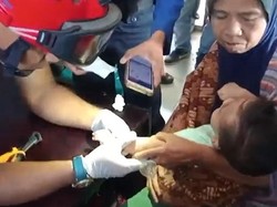 Petugas Damkar Tanjungbalai Lepaskan Cincin di Jari Tangan Bayi 10 Bulan