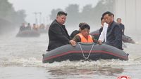 Potret Kim Jong Un Naik Perahu Tinjau Langsung Kondisi Banjir Korut