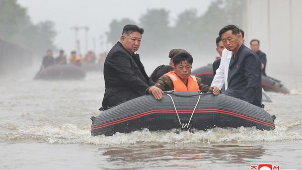 Potret Kim Jong Un Naik Perahu Tinjau Langsung Kondisi Banjir Korut