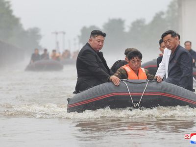 Potret Kim Jong Un Naik Perahu Tinjau Langsung Kondisi Banjir Korut