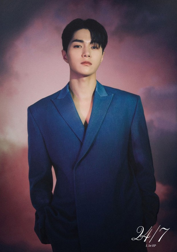 Potret Kim Myung Soo dalam foto konsep album '24/7'/ Foto: instagram.com/look_media Potret Kim Myung Soo dalam foto konsep album '247'