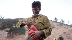 Potret Perjuangan Petugas Padamkan Kebakaran Dahsyat di Hutan California