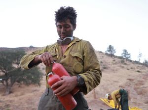 Potret Perjuangan Petugas Padamkan Kebakaran Dahsyat di Hutan California