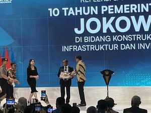Dapat Topi Baja, Jokowi Dinobatkan Jadi Bapak Konstruksi Indonesia