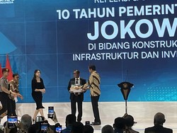 Dapat Topi Baja, Jokowi Dinobatkan Jadi Bapak Konstruksi Indonesia