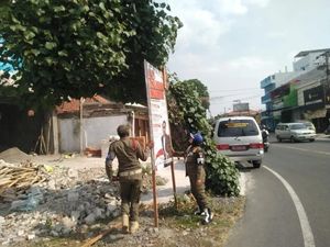 Satpol PP Solo Pereteli Ratusan Spanduk Cawali-Bendera Parpol Satpol PP Solo Pereteli Ratusan Spanduk Cawali-Bendera Parpol