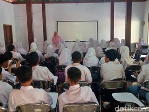 Suasana Hari Pertama Sekolah SMA Jarak Jauh di Rumah Warga Kemalang Klaten Suasana Hari Pertama Sekolah SMA Jarak Jauh di Rumah Warga Kemalang Klaten