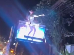 Gaduh 2 Penari Seksi Menari Erotis Keliling Canggu Pakai Pikap