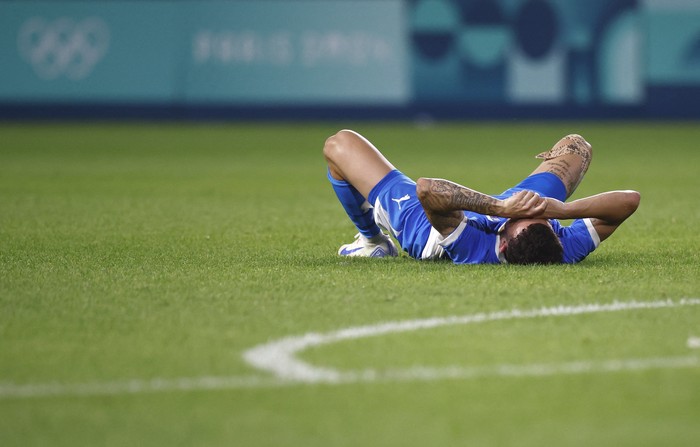Paris 2024 Olympics - Football - Mens Group D - Israel vs Japan - La Beaujoire Stadium, Nantes, France - July 30, 2024. Stav Lemkin of Israel looks dejected after the match. REUTERS/Stephane Mahe