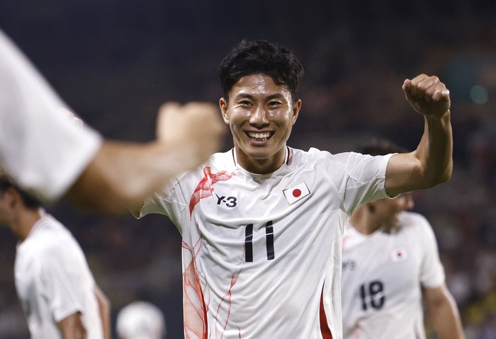 Paris 2024 Olympics - Football - Mens Group D - Israel vs Japan - La Beaujoire Stadium, Nantes, France - July 30, 2024. Mao Hosoya of Japan celebrates scoring their first goal. REUTERS/Stephane Mahe