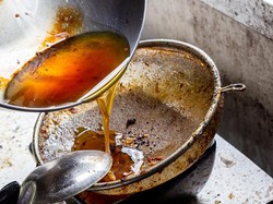 Minyak Bekas Bisa Jadi Jernih Lagi, Cuma Pakai Bahan Dapur Ini!